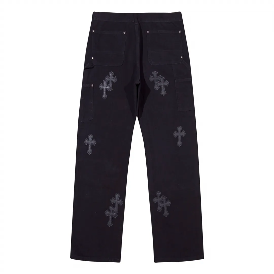 P260 Style number: H356 Chrome hearts Cross patch leather jeans workwear logging pants Chrome hearts logging pants are here! ! ! CH Croix Heart Double Knee Cross Patch Leather Bo1 Style Logging Pants Straight-leg Work Pants B136 Croix Heart Cross Sanskrit Overalls Price 4W Level, Patched Cross Pattern Decoration, High Waist Washed Jeans! ! Absolutely high-end luxury products, 1.9W level god-level single products, super popular products, made by top heavy industry, not to be missed. About Zangyin, this is an extremely luxurious fashion brand, which can also be called the nobles of the high street. It has always been an exclusive brand of some hipsters or rich second generation. Compared with ordinary high streets, it is more luxurious and noble. Compared with luxury brands, it has a more fashionable personality and has always been a brand that I have a special liking for. Imported yarn is custom-woven into a high-density twill canvas, which ensures a crisp silhouette while also making the fabric feel very delicate. It follows the B01 classic silhouette, with a crisp and stylish upper body. The ready-made garments are stone-ground and fermented, so they can be matched with any style. Buttons and brushed zinc are washed with genuine YKK retro metal products. Double-layered canvas on the front. Perfect details. All hardware is perfect. Size: s-XXL Color: Black